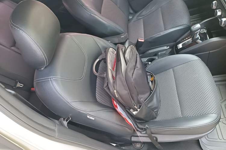 Used Nissan Kicks 2017 1.5L CVT Smart Drive Edition Right Front Seat