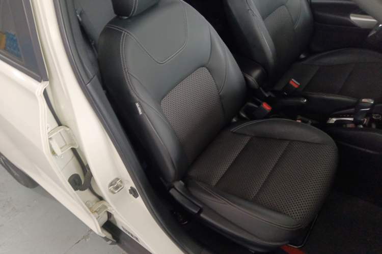 Used Nissan Kicks 2017 1.5L CVT Smart Edition Right Front Seat