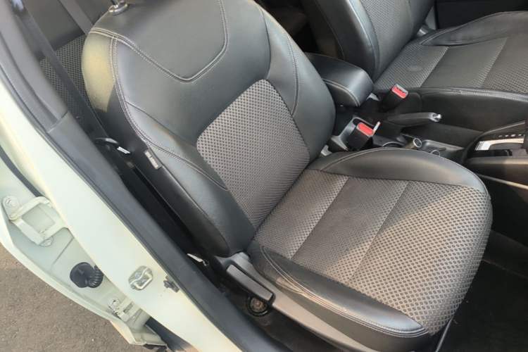 Used Nissan Kicks 2017 1.5L CVT Smart Drive Edition Right Front Seat