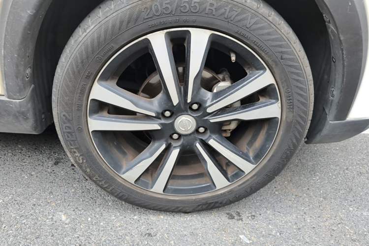 Used Nissan Kicks 2017 1.5L CVT Smart Drive Edition Right Front Wheel Hub
