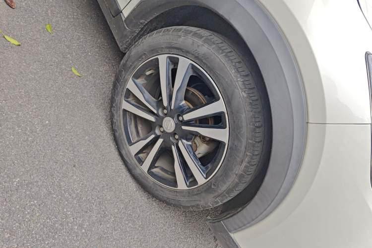 Used Nissan Kicks 2017 1.5L CVT Smart Drive Edition Right Front Wheel Hub