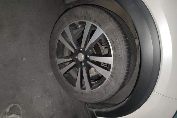 Used Nissan Kicks 2017 1.5L CVT Smart Drive Edition Right Front Wheel Hub