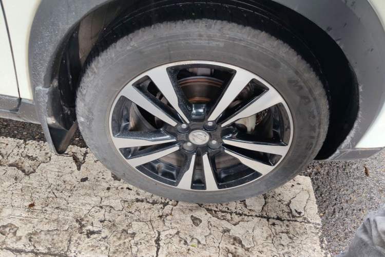 Used Nissan Kicks 2017 1.5L CVT Smart Drive Edition Right Front Wheel Hub