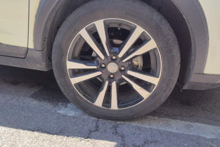 Used Nissan Kicks 2017 1.5L CVT Smart Drive Edition Right Front Wheel Hub