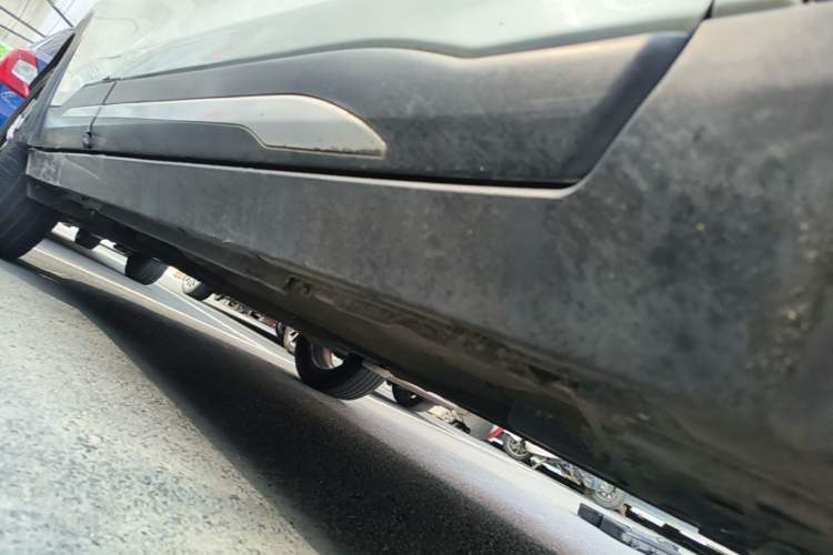 Used Nissan Kicks 2017 1.5L CVT Smart Drive Edition Right Side Sill
