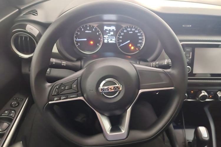 Used Nissan Kicks 2017 1.5L CVT Cool Enjoy Edition Steering Wheel