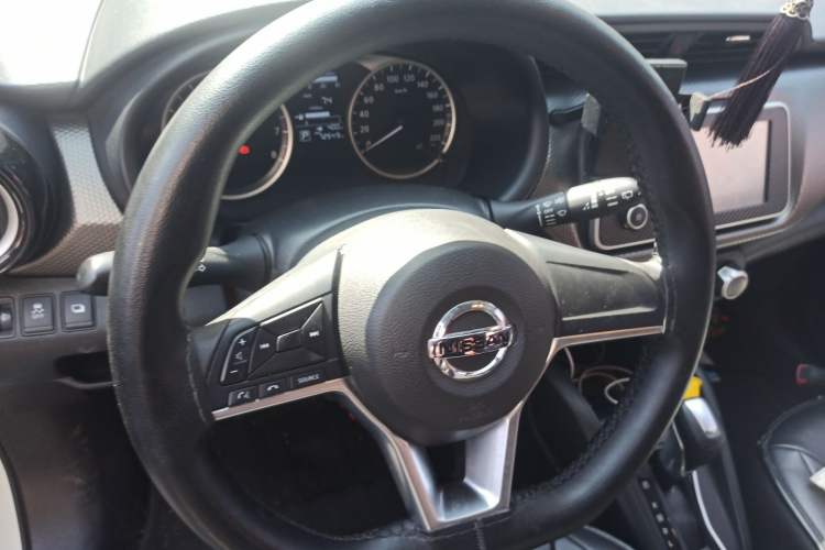 Used Nissan Kicks 2017 1.5L CVT Cool Enjoy Edition Steering Wheel
