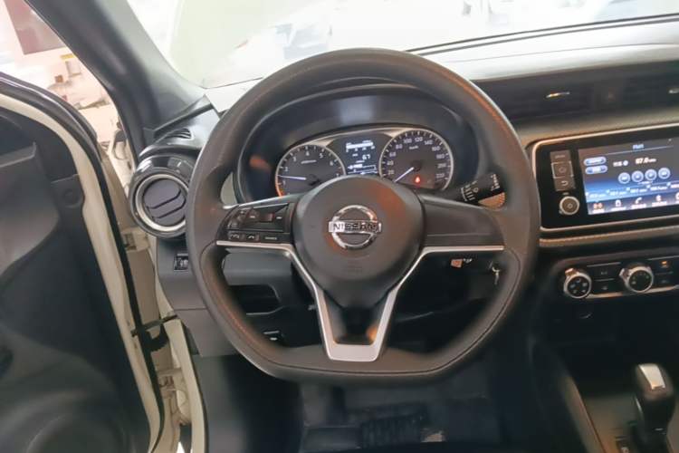 Used Nissan Kicks 2017 1.5L CVT Cool Enjoy Edition Steering Wheel
