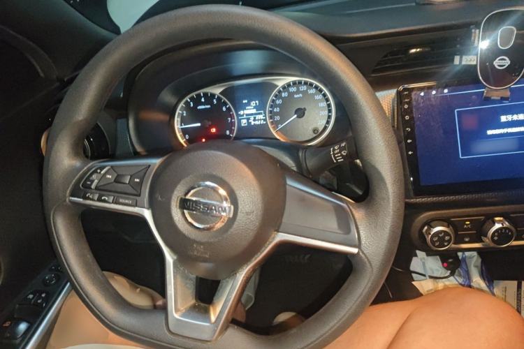 Used Nissan Kicks 2017 1.5L CVT Cool Enjoy Edition Steering Wheel