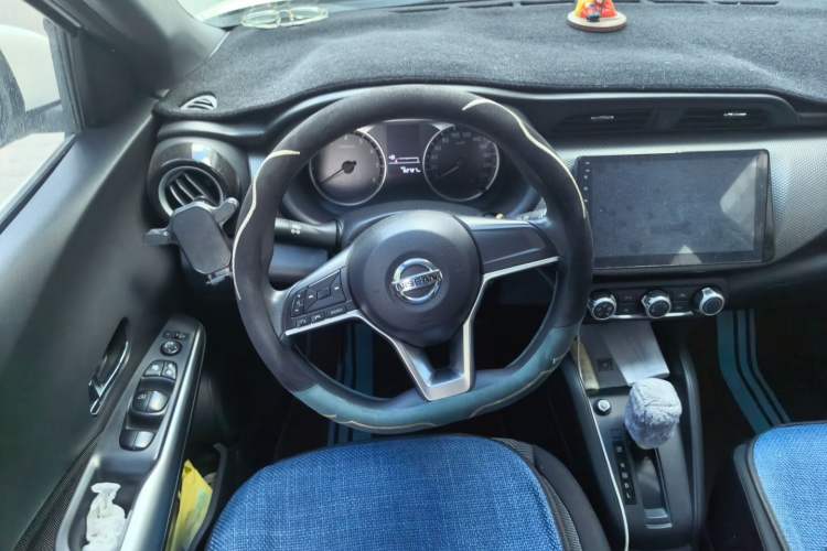 Used Nissan Kicks 2017 1.5L CVT Cool Enjoy Edition Steering Wheel