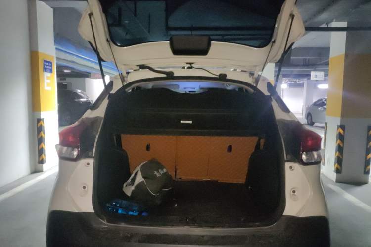 Used Nissan Kicks 2017 1.5L Manual Cool Dynamic Edition Trunk