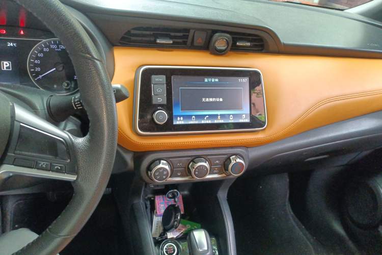 Used Nissan Kicks 2017 1.5L CVT Smart Drive Edition Audio And AC Panel