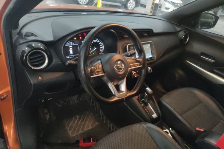 Used Nissan Kicks 2017 1.5L CVT Smart Edition Center Console