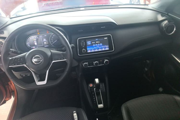 Used Nissan Kicks 2017 1.5L CVT Smart Edition Center Console