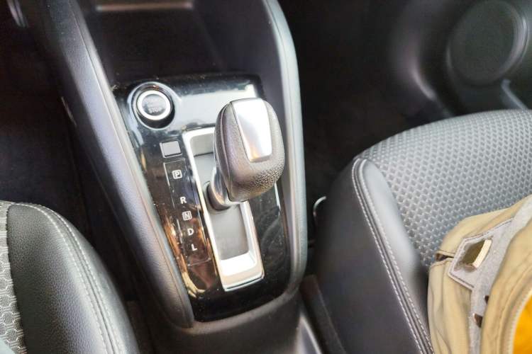 Used Nissan Kicks 2017 1.5L CVT Smart Edition Gear Lever
