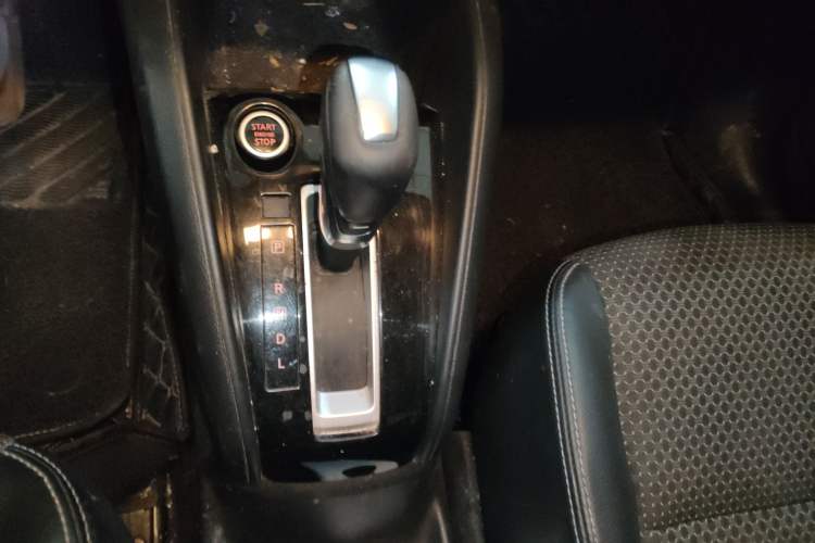Used Nissan Kicks 2017 1.5L CVT Smart Edition Gear Lever