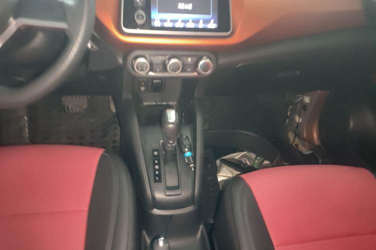 Used Nissan Kicks 2017 1.5L CVT Cool Enjoy Edition Gear Lever