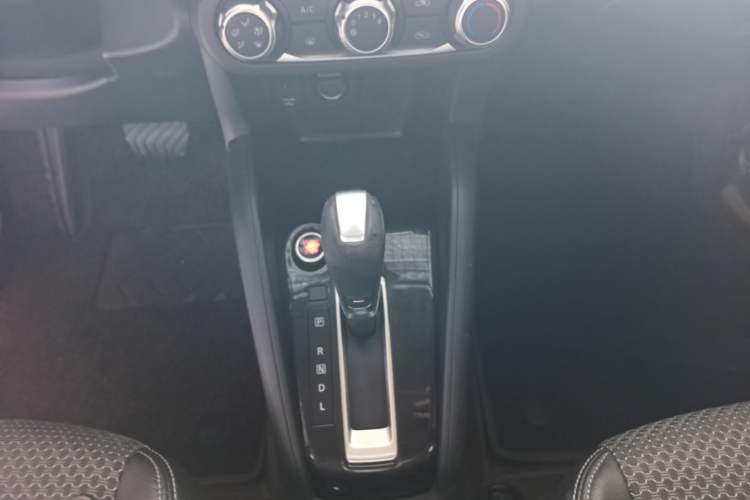 Used Nissan Kicks 2017 1.5L CVT Smart Edition Gear Lever