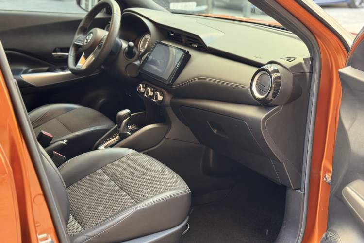 Used Nissan Kicks 2017 1.5L CVT Smart Edition Interior 5