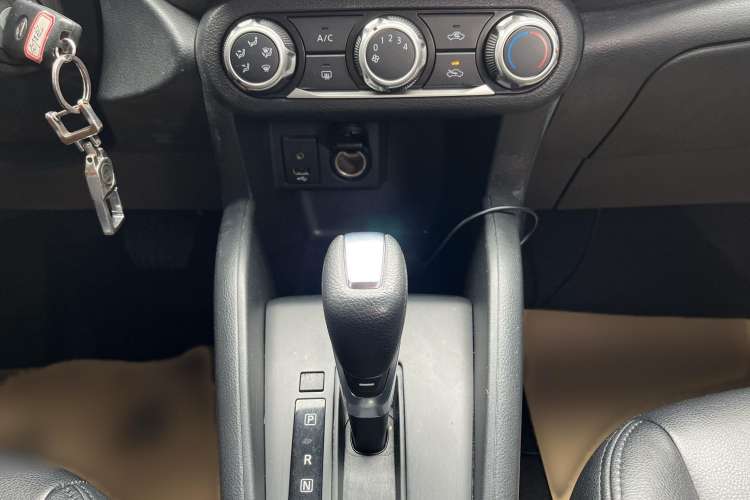 Used Nissan Kicks 2017 1.5L CVT Cool Enjoy Edition Interior 5