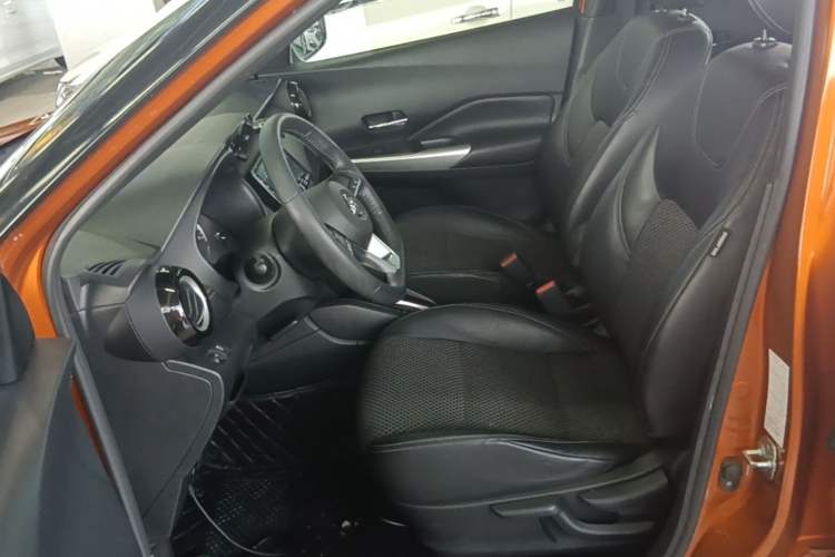 Used Nissan Kicks 2017 1.5L CVT Smart Drive Edition Left Front Seat