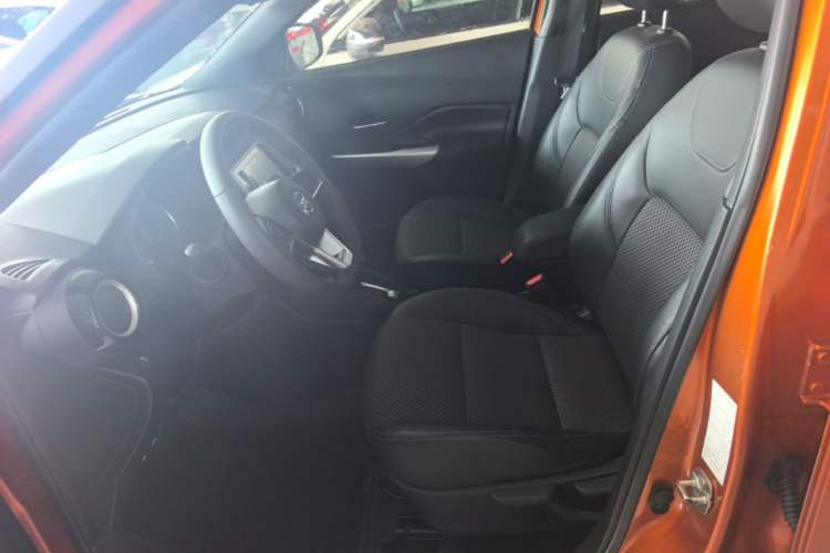 Used Nissan Kicks 2017 1.5L CVT Smart Edition Left Front Seat