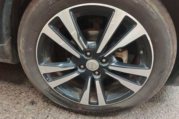 Used Nissan Kicks 2017 1.5L CVT Smart Drive Edition Right Front Wheel Hub