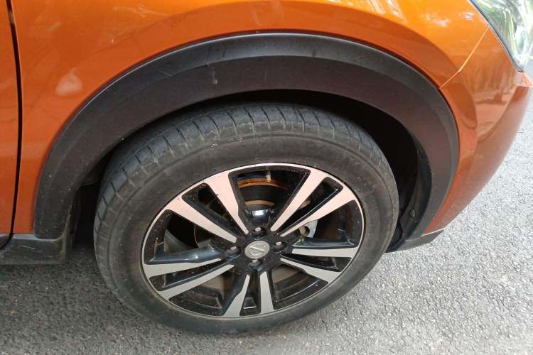 Used Nissan Kicks 2017 1.5L CVT Smart Drive Edition Right Front Wheel Hub