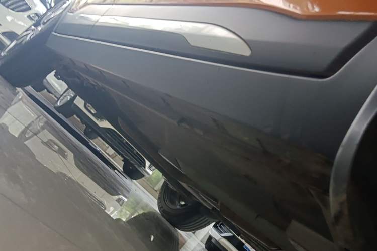 Used Nissan Kicks 2017 1.5L CVT Smart Drive Edition Right Side Sill