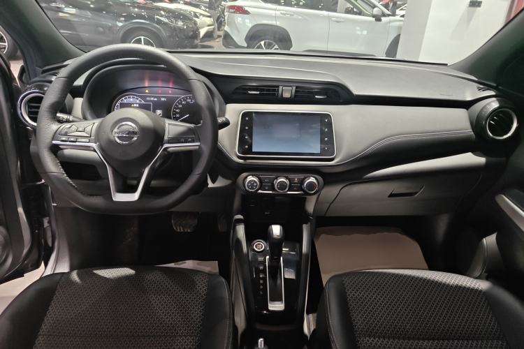 Used Nissan Kicks 2018 1.5L CVT Smart Connect Luxury Edition Center Console