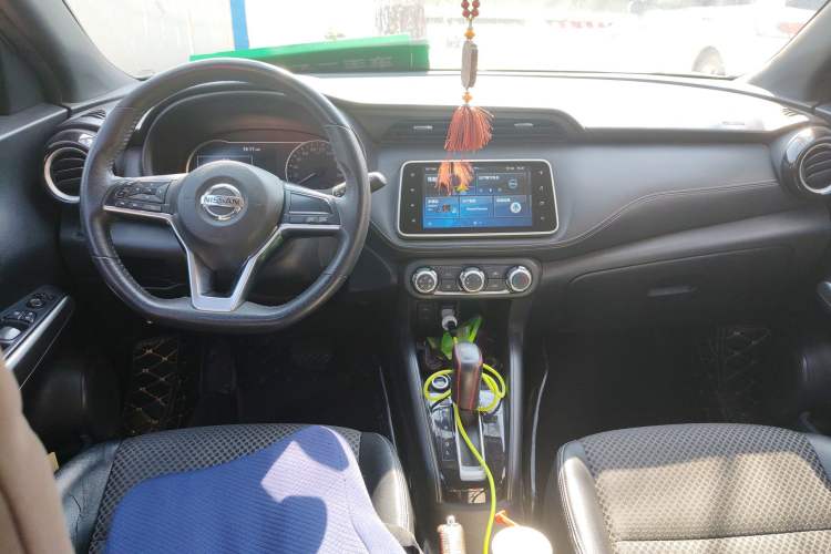Used Nissan Kicks 2018 1.5L CVT Smart Connect Luxury Edition Center Console