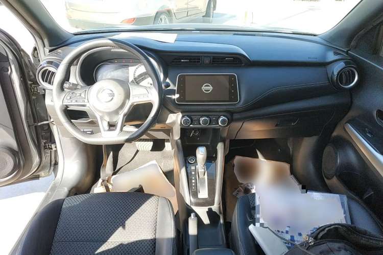 Used Nissan Kicks 2018 1.5L CVT Smart Connect Luxury Edition Center Console