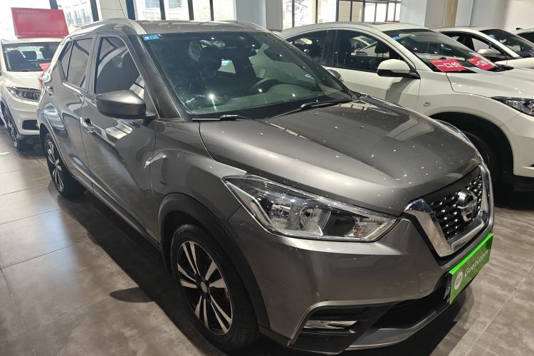 Used Nissan Kicks 2018 1.5L CVT Smart Connect Luxury Edition Front Right 45 Deg