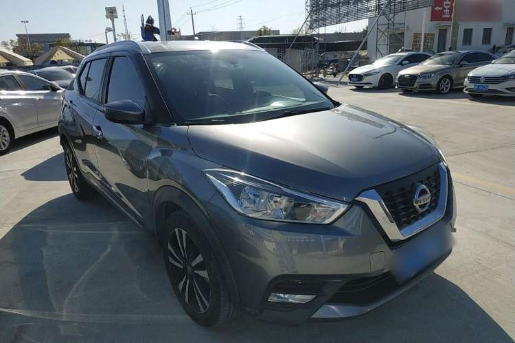 Used Nissan Kicks 2018 1.5L CVT Smart Connect Luxury Edition Front Right 45 Deg