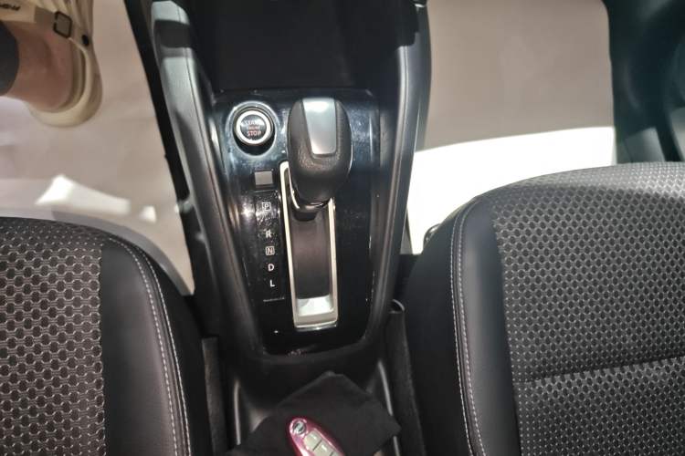 Used Nissan Kicks 2018 1.5L CVT Smart Connect Luxury Edition Gear Lever