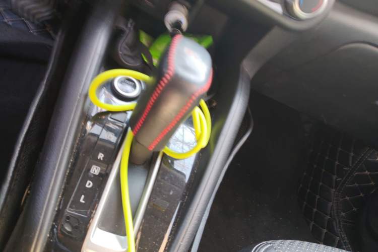 Used Nissan Kicks 2018 1.5L CVT Smart Connect Luxury Edition Gear Lever
