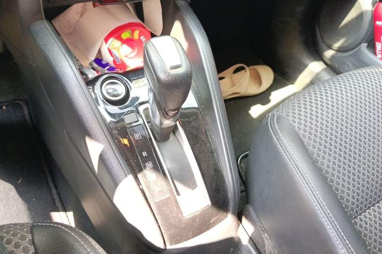 Used Nissan Kicks 2018 1.5L CVT Smart Connect Luxury Edition Gear Lever