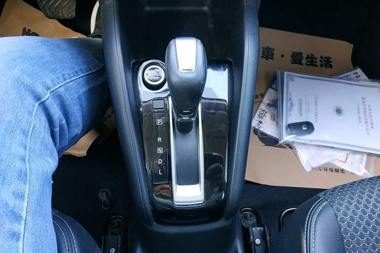 Used Nissan Kicks 2018 1.5L CVT Smart Connect Luxury Edition Gear Lever