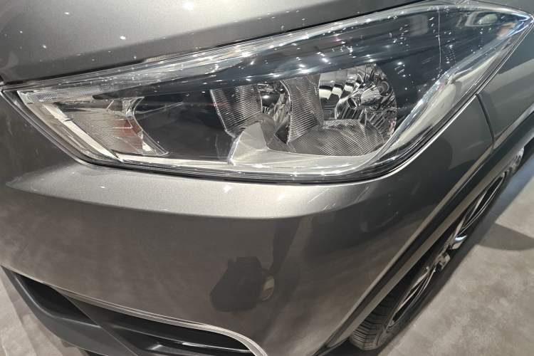 Used Nissan Kicks 2018 1.5L CVT Smart Connect Luxury Edition Left Front Headlight