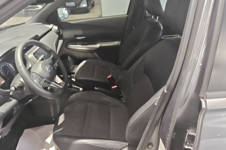 Used Nissan Kicks 2018 1.5L CVT Smart Connect Luxury Edition Left Front Seat