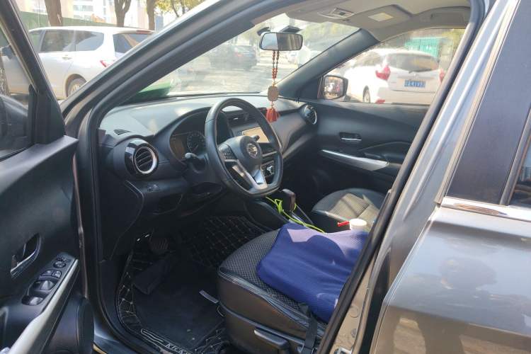 Used Nissan Kicks 2018 1.5L CVT Smart Connect Luxury Edition Left Front Seat