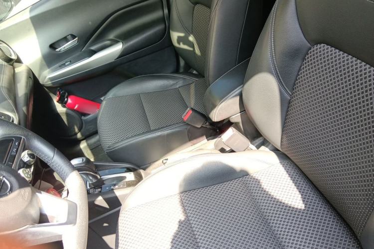 Used Nissan Kicks 2018 1.5L CVT Smart Connect Luxury Edition Left Front Seat
