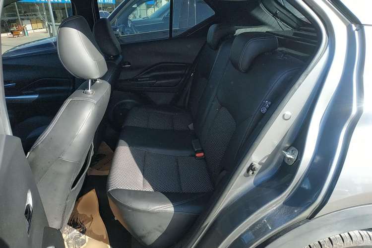 Used Nissan Kicks 2018 1.5L CVT Smart Connect Luxury Edition Left Rear Seat