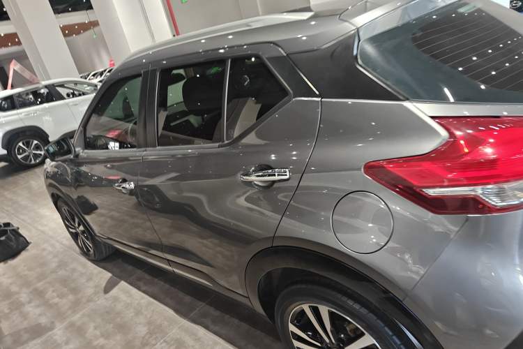 Used Nissan Kicks 2018 1.5L CVT Smart Connect Luxury Edition Left Side