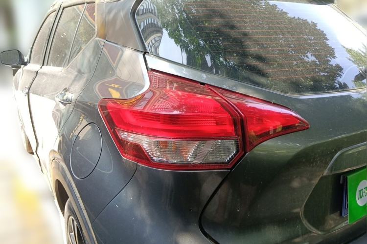 Used Nissan Kicks 2018 1.5L CVT Smart Connect Luxury Edition Rear Left 45 Deg