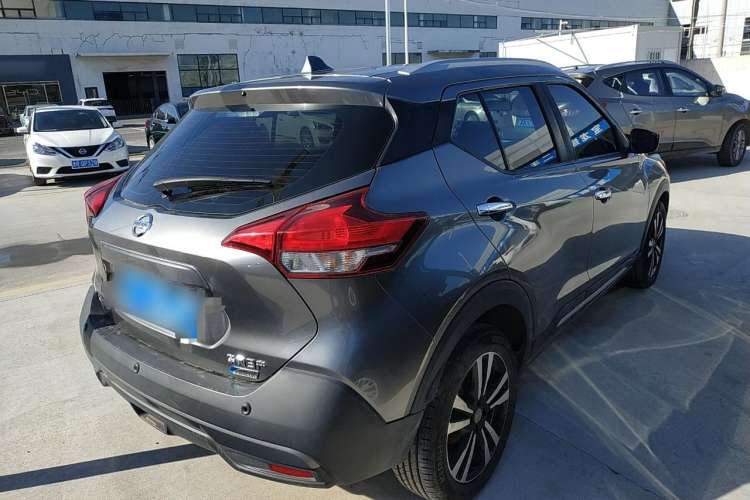 Used Nissan Kicks 2018 1.5L CVT Smart Connect Luxury Edition Rear Right 45 Deg