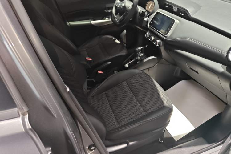 Used Nissan Kicks 2018 1.5L CVT Smart Connect Luxury Edition Right Front Seat