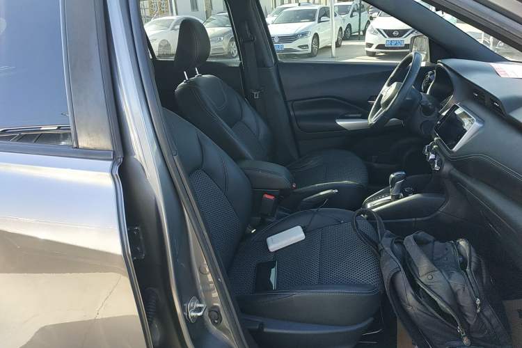 Used Nissan Kicks 2018 1.5L CVT Smart Connect Luxury Edition Right Front Seat