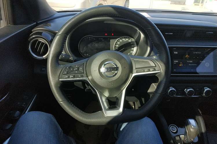 Used Nissan Kicks 2018 1.5L CVT Smart Connect Luxury Edition Steering Wheel