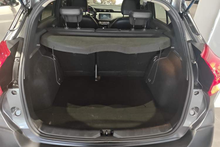 Used Nissan Kicks 2018 1.5L CVT Smart Connect Luxury Edition Trunk